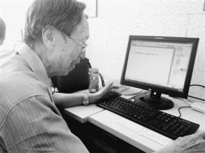 (老人学电脑图片)一起欣赏这些感人的老年人学电脑的瞬间照片