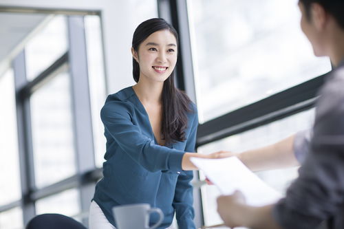 (她是hr)她是神短剧全100集播放：探索女性力量的魅力与深度