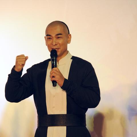 怒海雄风：纵横海洋，征服挑战，展现无畏勇气与决心的壮丽风采