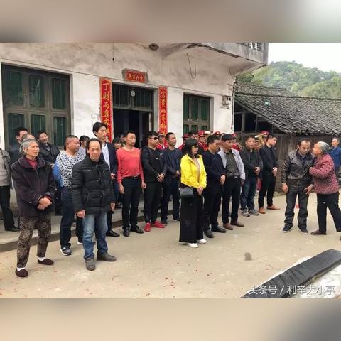 三个英雄人物事迹：勇敢无畏的战士、仁爱善良的慈善家、智慧卓越的领袖，他们的光辉成就永载史册。