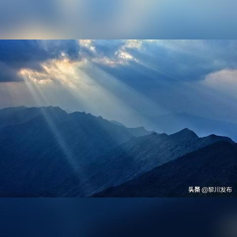 (地球地质纪年表)地球经历了四个主要的地质纪元，揭示了亿万年的变迁和演化