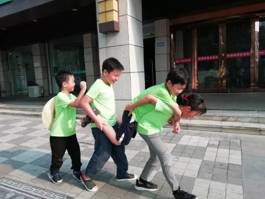 (姐妹争斗)姐妹生存大作战：团结一心，共同面对挑战，互相扶持共同成长