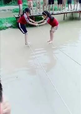 (姐妹争斗)姐妹生存大作战：团结一心，共同面对挑战，互相扶持共同成长