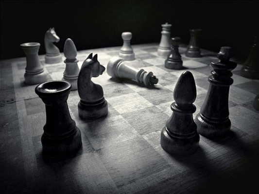 (棋盘上的较量)在棋盘之上，为谁论道？智慧与策略交汇，谱写胜利之歌。