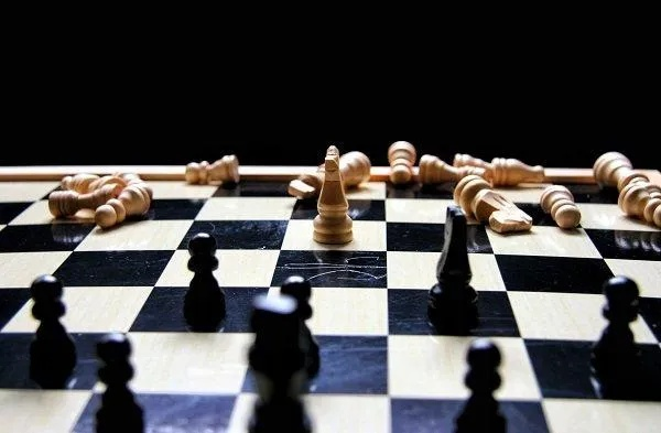 (棋盘上的较量)在棋盘之上，为谁论道？智慧与策略交汇，谱写胜利之歌。