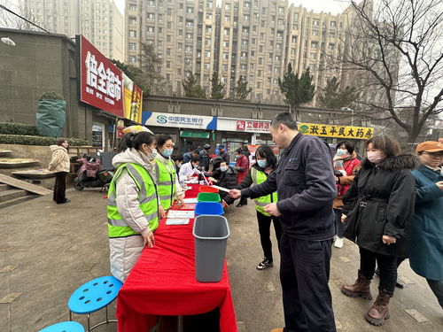 (社区营造垃圾分类宣传氛围)社区积极推动垃圾分类宣传工作，共建绿色环保家园