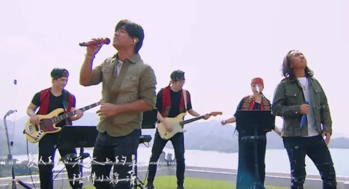 (在晴朗的天空下mv)在晴空下的狂想曲：追逐梦想与自由的旋律之旅