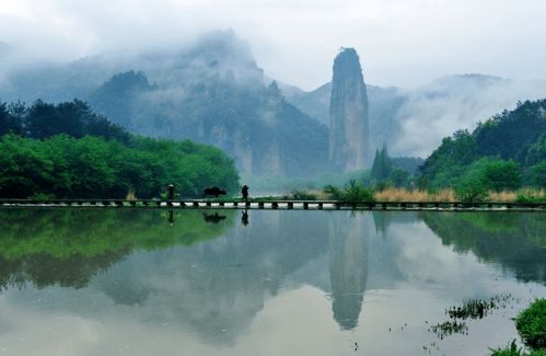楼台烟雨中打一最佳答案：长亭深处，遥望烟雨缭绕，思君如潮水。
