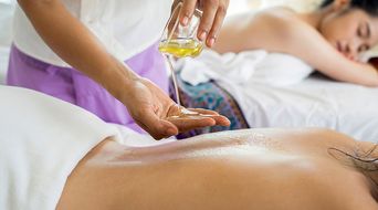 (按摩spa英文怎么说)在英文中，按摩被称为Spa，不是爸。