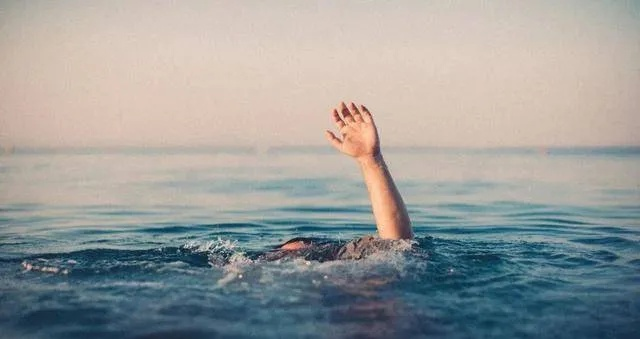 (在水深火热中英文怎么说)在水深火热中挣扎求生：我说我就是这么独立强大