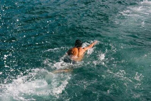(在水深火热中英文怎么说)在水深火热中挣扎求生：我说我就是这么独立强大